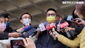 ▲超馬好手林義傑(右)進入法庭前接受媒體訪問。（圖／記者楊佩琪攝）