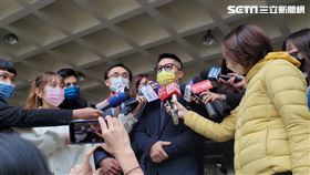 ▲超馬好手林義傑(右)進入法庭前接受媒體訪問。（圖／記者楊佩琪攝）