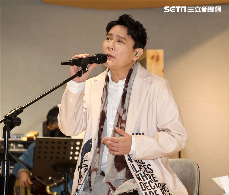 張信哲「未來式」藍光雙冠軍、練團。（記者邱榮吉/攝影）