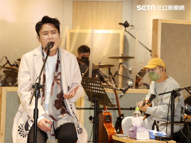 張信哲「未來式」藍光雙冠軍、練團。（記者邱榮吉/攝影）