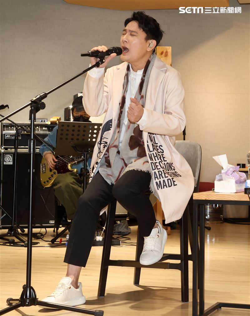 張信哲「未來式」藍光雙冠軍、練團。（記者邱榮吉/攝影）