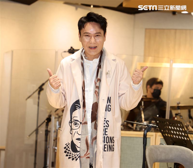 張信哲「未來式」藍光雙冠軍、練團。（記者邱榮吉/攝影）