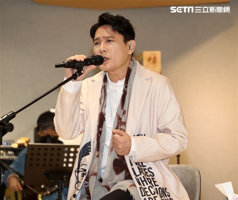 張信哲「未來式」藍光雙冠軍、練團。（記者邱榮吉/攝影）