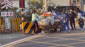 生死瞬間! 回收物掉鐵軌 民眾熱心救援9旬嬤