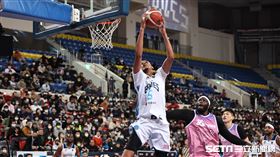 ▲富邦勇士洋將強森大秀倒扣。（圖／記者劉彥池攝影）