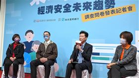 在「樂齡金安心-經濟安全未來趨勢」調查發布會中，熟齡、學界及產業代表進行交流，北富銀副總吳世勛(右二)分享銀行如何從產品、服務、AI智能防詐等多面向投入，期能強化高齡經濟安全防護網。（圖／北富銀提供）