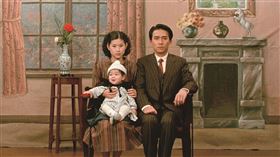 《悲情城市》電影結尾梁朝偉與辛樹芬一家團圓照的經典一幕，影迷能到劇照展仿照自拍。（圖／牽猴子提供）