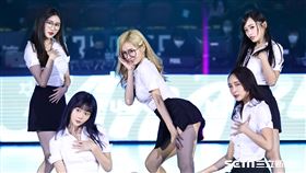 ▲Fubon Angels換上OL裝扮應援。（圖／記者劉彥池攝影）