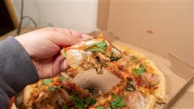 臉書粉專《食間魔術師》開箱「呷霸王紅糟肉圓比薩」。（圖／食間魔術師授權提供）