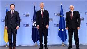 北約歐盟烏克蘭三方會談北約秘書長史托騰柏格（中）、歐盟最高外交官波瑞爾（右）、烏克蘭外長庫列巴（左）21日舉行例來首見三方會談，聚焦討論如何迅速有效提供烏克蘭所需武器。 （北約提供）中央社記者田習如布魯塞爾傳真  112年2月21日