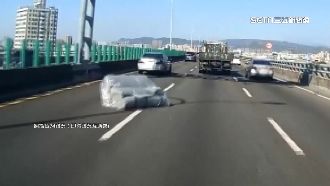 台74線路段驚見「沙發」　駕駛小跑步撿回