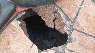 坑洞處放三角錐示警　翁踢開「摔洞」跌倒