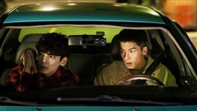 《關於我和鬼變成家人的那件事》許光漢林柏宏合作追兇。（圖／金盞花大影業提供）