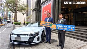台泥企業團總經理程耀輝（圖右）與雲朗觀光集團總經理盛治仁（圖左），共同宣示啟動2023 EARTH HELPER減碳永續行動，串連全台最大減碳網絡，鼓勵電動車主號召家人朋友一同加入綠色生活。發布會現場更展示Audi生產階段達到碳中和e-tron GT。（圖／記者戴玉翔攝影）