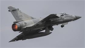 國軍春節戰備　幻象2000戰機操演（2）國軍11日在新竹空軍基地進行112年春節加強戰備操演，空軍第2戰術戰鬥機聯隊執行幻象2000戰機起飛等演練，展現空軍部隊堅實戰力。中央社記者裴禛攝  112年1月11日