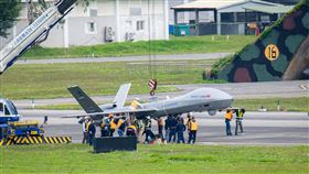 中科院騰雲無人機在花蓮機場滑行起飛過程中因機件顯示異常，依標準程序放棄起飛，於煞車減速中無人機滑出跑道。有航迷意外拍下，吊掛處理影像。（圖／花蓮航迷 提供）