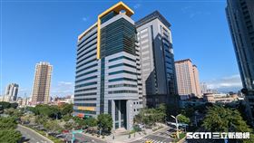 台電新民多功能大樓地底藏身一座堪稱「新北電力心臟」的變電所，供應新板特區與板橋三鐵共構穩定電力，變電所之上，除設有首座綠能主題展館，還有知名集團餐廳，今日服務近百萬用戶的雙北最大服務單位「台北南區營業處」300人正式進駐啟用。 （圖／台電提供）