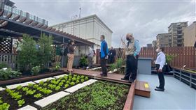 依「台北市建築管理工程處補助社區既有建築物之綠能智慧建築改善作業須知」向建管處申請改善相關工程，有機會獲得每案最高工程總經費49％，並以300萬元為上限之補助。(圖/台北市政府)