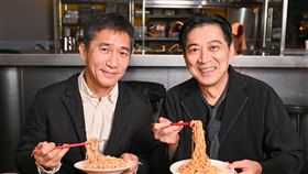 梁朝偉（左）和高捷（右）首映結束去吃涼麵。（圖／牽猴子提供）