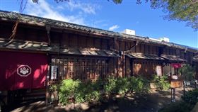 「京町 山本屋」的榕樹群美不勝收，茶屋後面的小徑，有著市定古蹟石砌牆。（圖／業者提供）