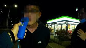 賓士男與友人深夜樂極生悲　紅燈越線遭仁武警查獲酒駕送辦（圖／翻攝畫面）