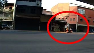 現場直擊！7旬翁鬼切害撞　2人都噴飛