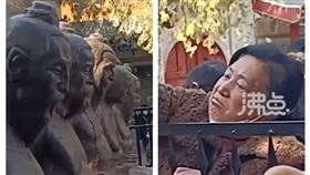 中國大媽對著秦檜的雕像狂罵（圖／翻攝自沸點視頻微博）