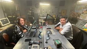 《百靈果News》由脫口秀女星凱莉與主持人Ken組成。（圖／翻攝自bailingguo_news IG）