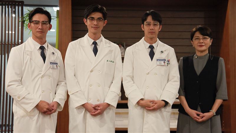 胡宇威白袍上身被誤認看診　兔年婚期曝光