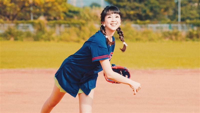 棒球女神重唱出版舊歌挨酸　沒錢拍新照嗎