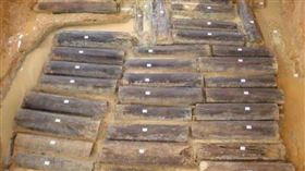 屁孩闖明朝古墓葬直播　取出屍骸下場慘了