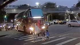 林口、行人地獄！遊覽車右轉無減速⋯媽抓孩急退