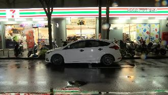 疑深夜聊天太吵　男遭樓上丟玻璃罐砸新車