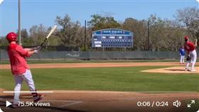 ▲舒瓦伯（Kyle Schwarber）砲轟費城人頭號新秀佩英特（Andrew Painter）。（圖／翻攝自MLB推特）