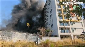 台中霧峰中正路，塑料工廠，大火，緊鄰集合式住宅，亞大學生(圖／翻攝畫面)