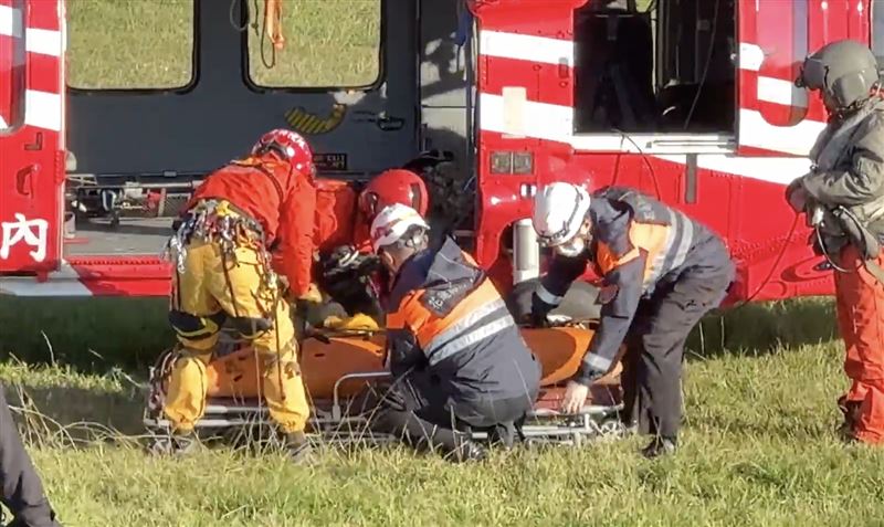 獨子墜谷亡遺體運下山！林豐喜見遺體淚崩