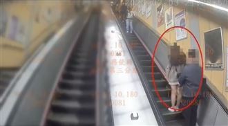 癡漢偷拍正妹激動摸腿　大膽溜回現場觀察