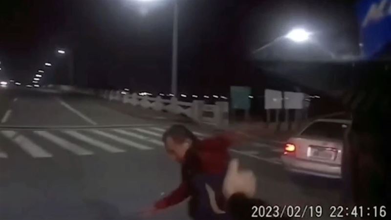 駕駛被叭髒話連發還揮拳　騎士出大招回擊