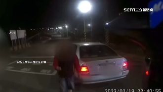 遭駕駛按喇叭挑釁　騎士噴辣椒水反擊問候