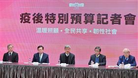 行政院長陳建仁今（23）日召開疫後特別條例記者會。（圖／行政院提供)
