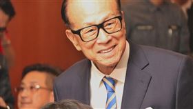 紐約時報指出，過去遊走在灰色地帶的香港首富李嘉誠（中）如今成為中國新一輪「鬥地主」的目標。（中央社檔案照片）