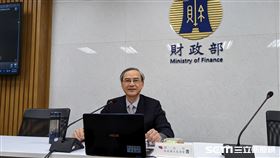 財政部政務次長阮清華（圖左）、國庫署副署長馬小惠（圖右）出席記者會。（圖／記者戴玉翔攝影）