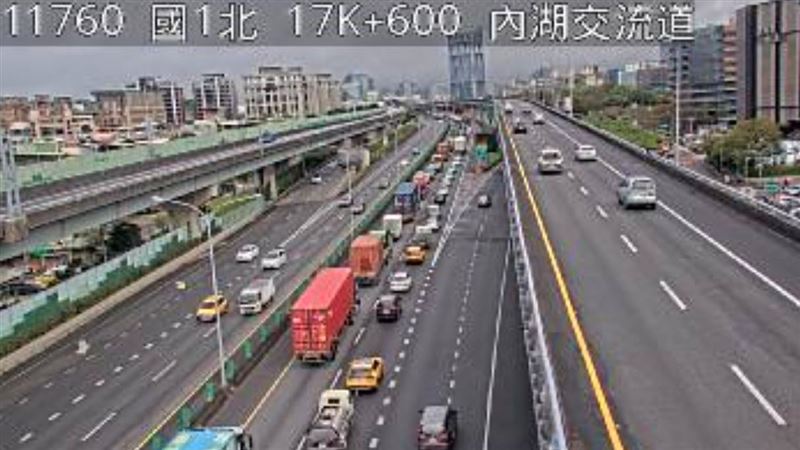 新／國1東湖段3車追撞　大塞車低於30K