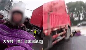 ▲綠燈一亮，勇者大媽立刻騎車衝出遭右轉的大貨車撞上。（圖／翻攝微博）