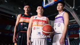 攻城獅復刻推出隊史爆款球衣，球員版宅男打籃球聯名球衣正式開賣。（圖／新竹街口攻城獅提供）