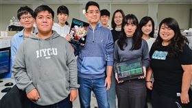 陽交大生物醫學資訊研究所副教授王禹超（中）團隊，協同美國哈佛大學，發現戊炔草胺「除草劑」為腸道發炎的環境致病因子。（圖／陽交大提供）