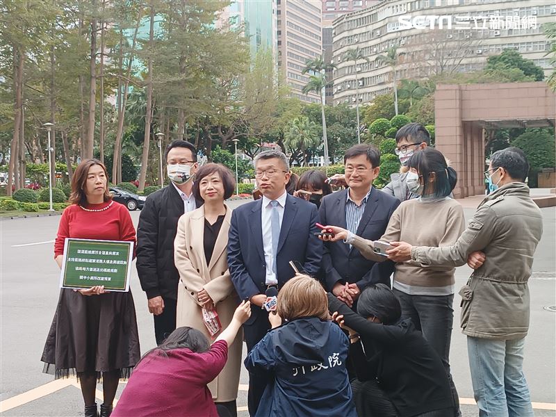 蔡其昌率台中綠委赴行政院　爭取重大建設