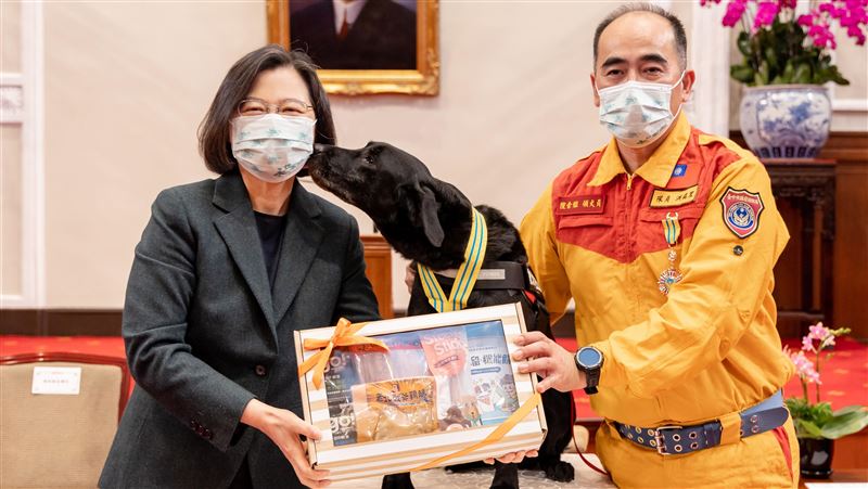 接見台灣搜救隊　蔡英文暖喊這一句