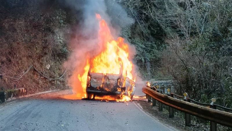 武陵賞櫻回程火燒車！　廂型車瞬間成火球