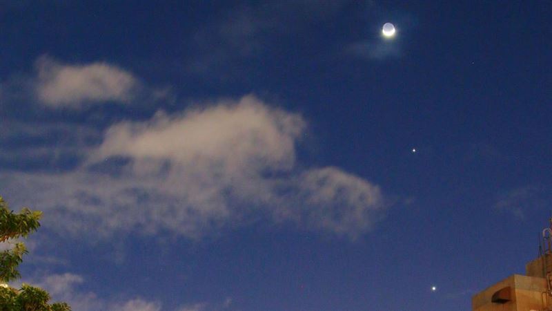 抬頭驚見雙星拱月!夜空罕見高掛一連線